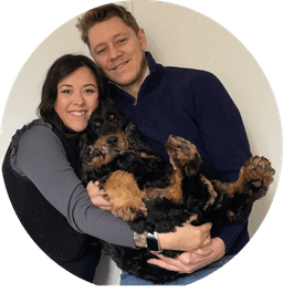 Marine et Robert Boulanger qui tiennent la mascote de Quoi faire à Sutton, Jules